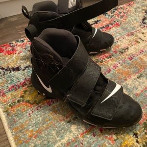 Boys nike cleats size 6